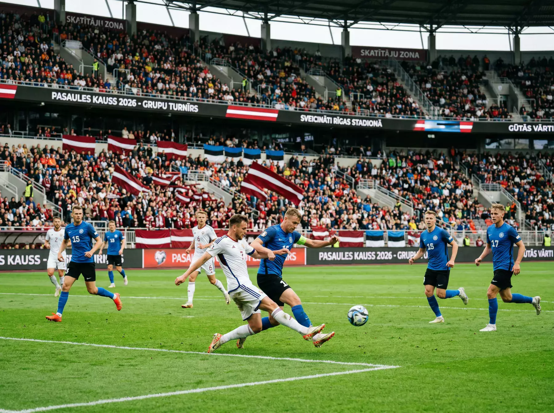 Futbola komandu spēle grupu turnīrā ar spēlētājiem uz laukuma
