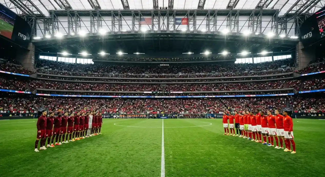 Divi pretēji futbola stili — sarkanas un baltas krāsas futbola formas uz zaļā laukuma
