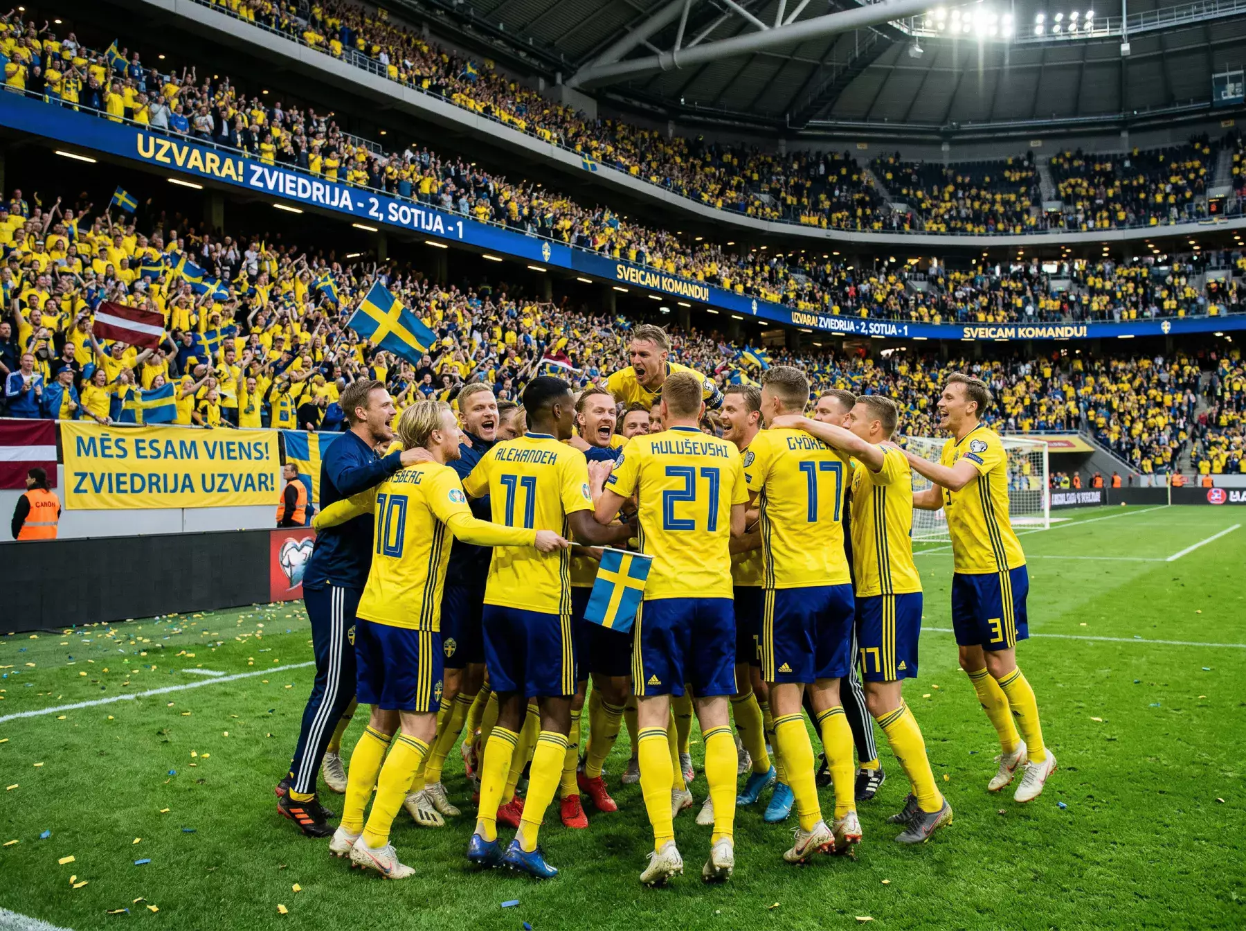 Zviedrijas izlases futbolisti dzeltenās formās uz laukuma