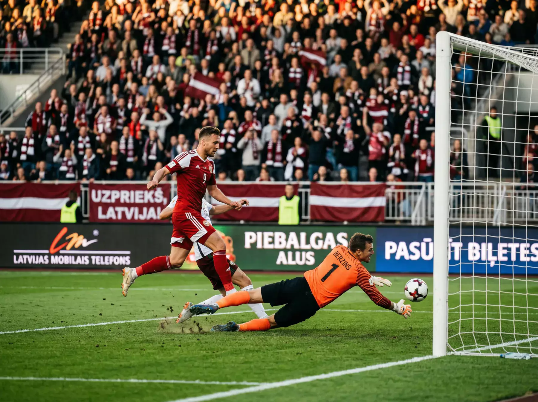 Futbola spēle ar uzbrukumu pie vārtiem un vārtsargu